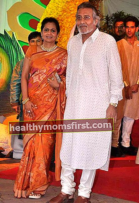 Kavita Khanna dan Vinod Khanna di pernikahan Esha Deol di kuil ISKCON pada tahun 2012