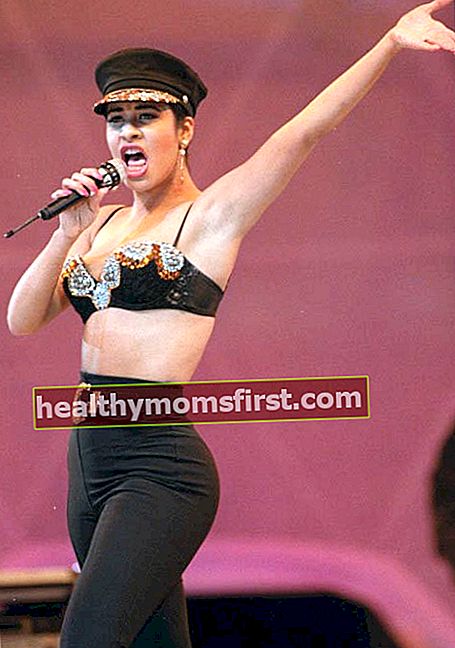 Selena Quintanilla tampil di sebuah konser