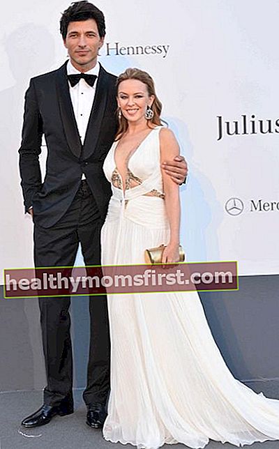 Kylie Minogue dan Andres Velencoso di Roberto Cavalli pada amfAR Gala 2013 di Cannes.