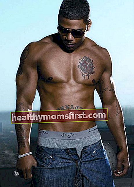 Nelly bertelanjang dada dalam pemotretan modeling
