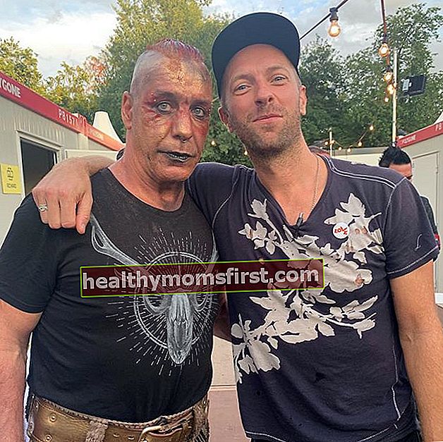 Till Lindemann bersama penyanyi Coldplay Chris Martin (Kanan) pada Juli 2019