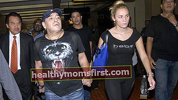 Diego Maradona dengan pacarnya Rocio Oliva di bandara Buenos Aires pada tahun 2012
