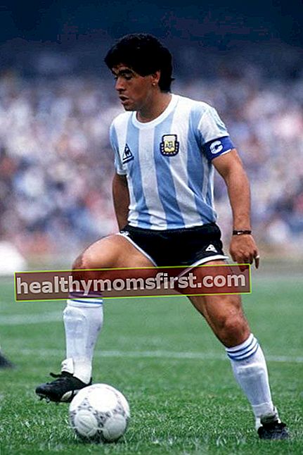 Diego Maradona mengontrol bola saat pertandingan persahabatan untuk Argentina pada tahun 1989