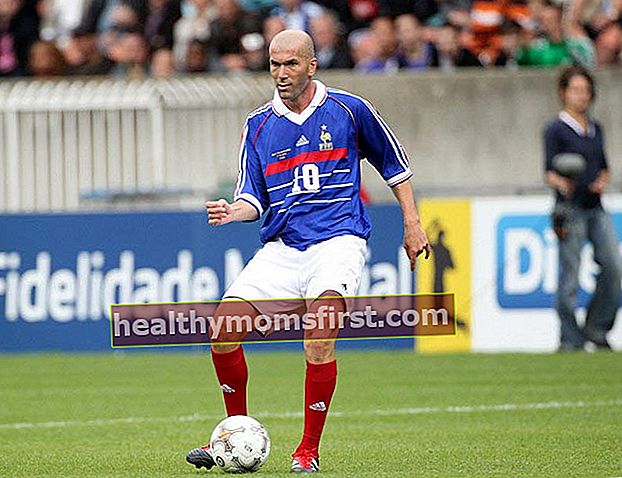 Zinedine Zidane beraksi saat pertandingan yubileum Bernard Lama di Paris 11 Juni 2011