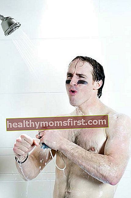 Drew Brees mandi di iklan TV untuk sampo Dove yang dirilis pada Maret 2011