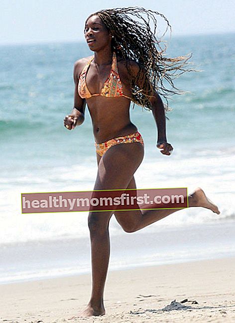Venus Williams berlari di pantai