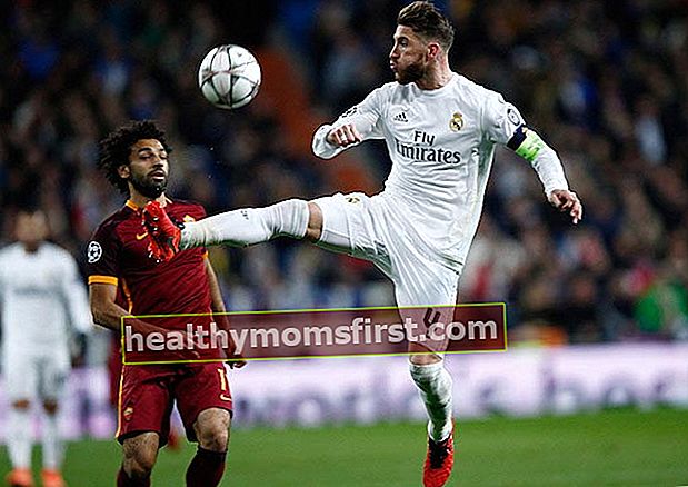 Sergio Ramos berduel dengan Mohamed Salah saat pertandingan antara Real Madrid melawan Roma pada 8 Maret 2016
