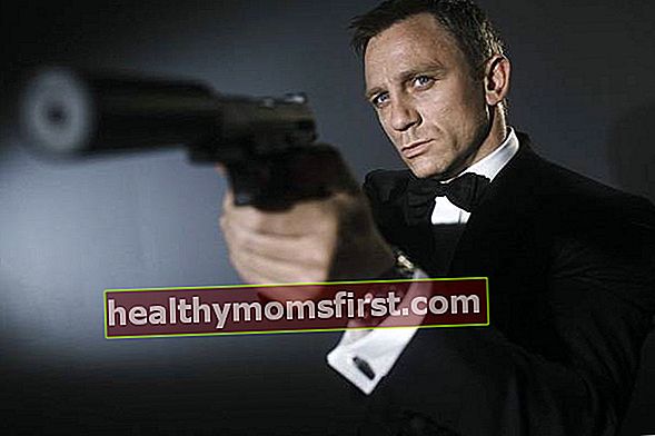 Daniel Craig sebagai James Bond