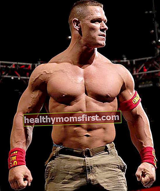 Tubuh John Cena bertelanjang dada