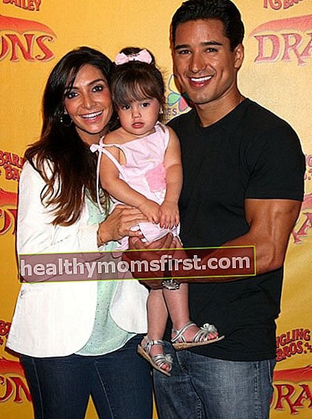 Mario Lopez dan Courtney Mazza dengan putri Gia