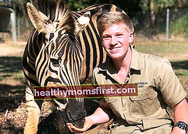 Robert Irwin bersama Zambezi the Zebra di Kebun Binatang Australia pada September 2018