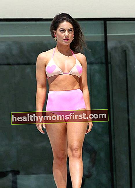 Louise Thompson berpose untuk pemotretan bikini kalender pada bulan September 2014