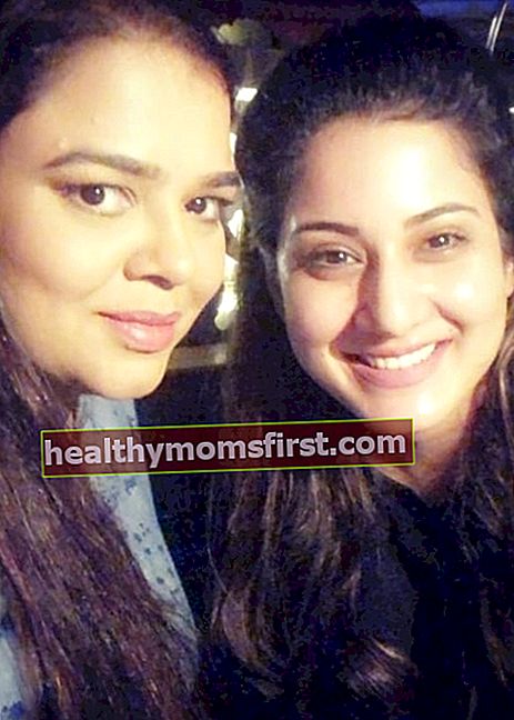 Aditi Rathore terlihat dalam selfie dengan teman dekat dan aktris Gulfam Khan Hussain pada Agustus 2018