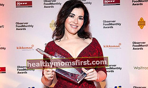 Nigella menerima penghargaannya untuk Kepribadian Makanan Terbaik di Penghargaan Bulanan Makanan Observer pada 16 Oktober 2014 di London