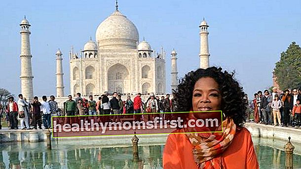 Oprah Winfrey di depan Taj Mahal selama kunjungannya ke India pada 2012