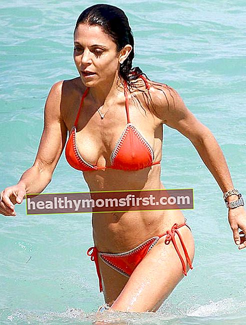 Bethenny Frankel mengenakan bikini di sebuah pantai di Miami pada April 2015