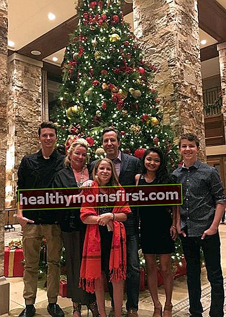 Ethan Wacker bersama keluarga mengucapkan Selamat Natal pada semua orang di bulan Desember 2017