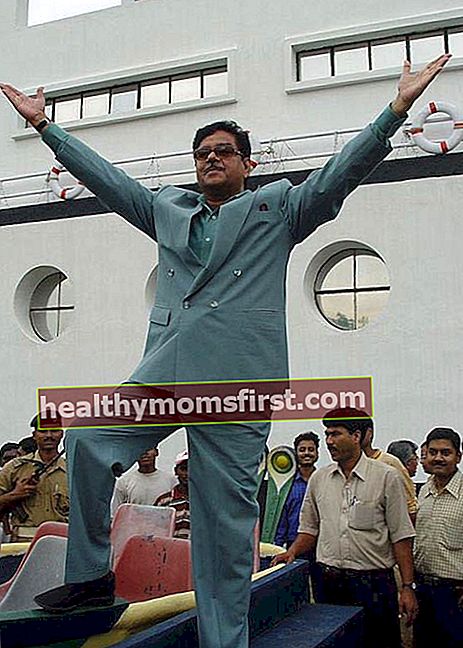 Shatrughan Sinha semasa Fungsi Perasmian Pusat Maritim di Science City, Kolkata pada tahun 2003