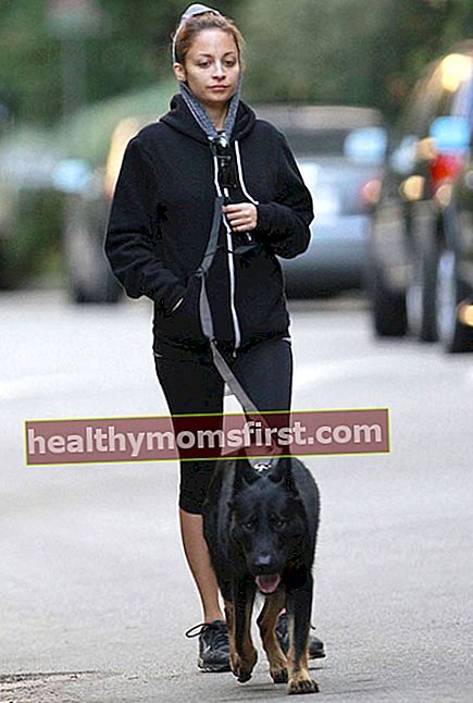 Nicole Richie berjalan dengan anjingnya Iro