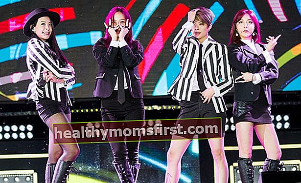 Anggota f (x) Victoria, Krystal, Amber, dan Luna berfoto saat tampil di Festival K-pop Jeju pada Oktober 2015