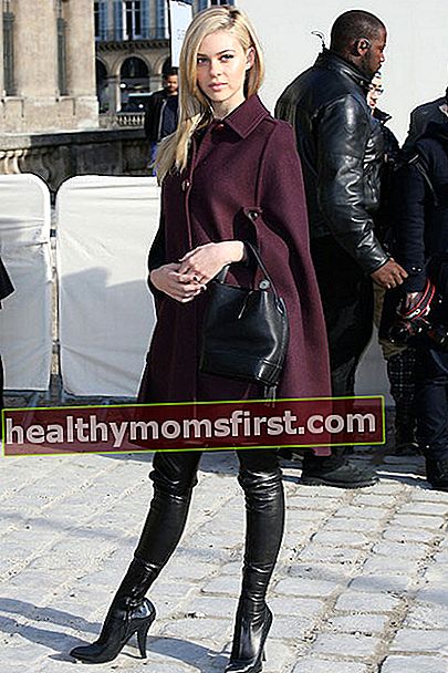 Nicola Peltz menghadiri pertunjukan Louis Vuitton sebagai bagian dari Paris Fashion Week Womenswear Fall / Winter 2014-2015 pada 5 Maret 2014 di Paris Prancis