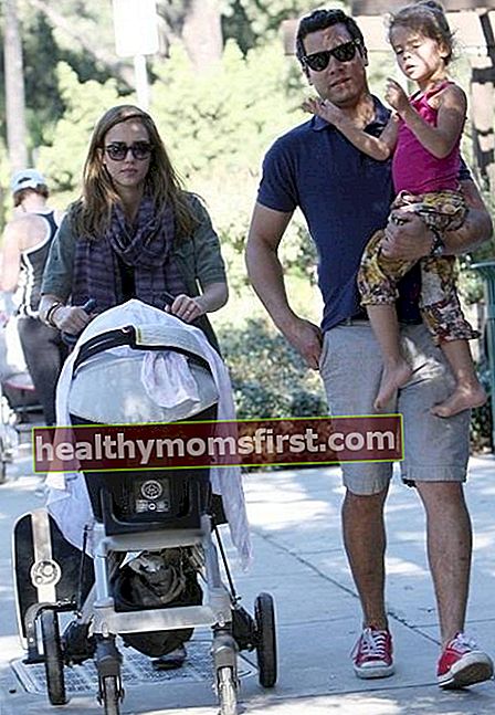 Jessica Alba dengan Cash Warren dan 2 kanak-kanak