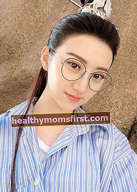 Jing Tian mengenakan kacamata dalam selfie pada Juni 2017