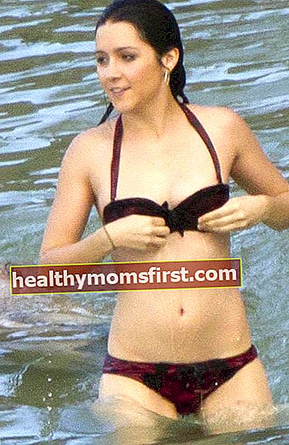 Shannon Woodward dalam bikini selama perjalanan Hawaii pada 25 Desember 2011