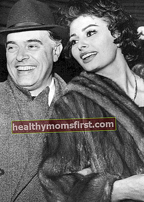 1958年1月に撮影された夫のカルロピントとの写真に見られるソフィアローレン