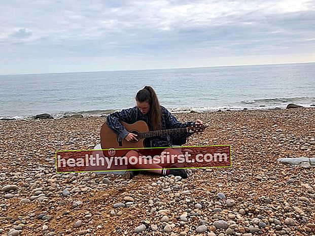 Bella Ramsey berfoto di Pantai Eypemouth pada 2019