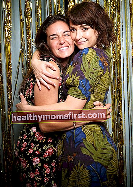 Milana Vayntrub dengan Katie Hilliard pada Agustus 2017