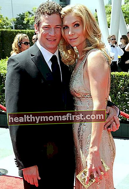 2010 년 8 월 Creative Arts Emmy Awards의 Elizabeth Mitchell과 Chris Soldevilla