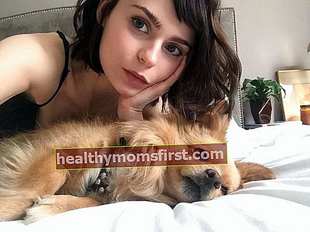 Олександра Кросні в селфі зі своїм собакою, як це було побачено в квітні 2019 року