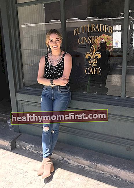 Hannah Kasulka, Haziran 2017'de Ruth Bader Ginsbrew Cafe'nin önünde çekilmiş bir fotoğrafta görüldüğü gibi