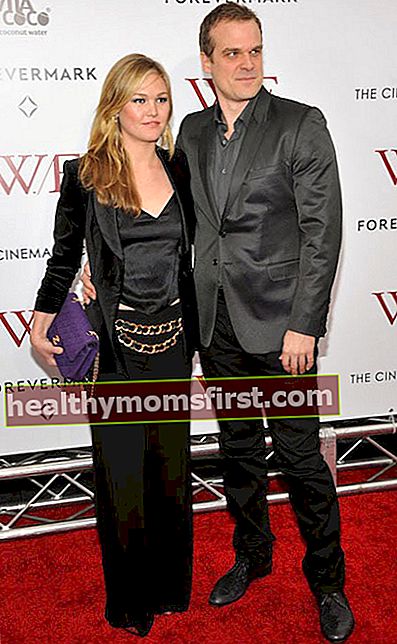 Julia Stiles dan David Harbour menghadiri The Weinstein Company bersama The Cinema Society & perdana perdana 'W.E.' di Panggung Ziegfeld.