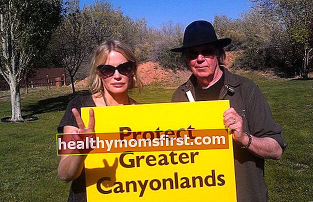 Darryl Hannah bersama pacarnya Neil Young dalam perjalanan ramah lingkungan