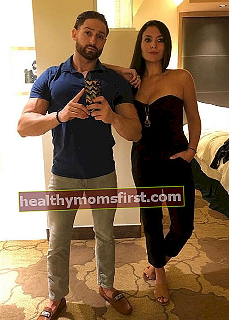 Sammi Giancola berpose untuk selfie cermin bersama Christian Biscardi di Seminole Hard Rock Hotel & Casino, Tampa pada bulan Disember 2019