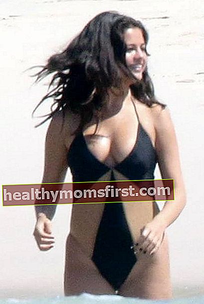 Selena Gomez panas dalam pakaian renang di Pantai di Meksiko pada bulan April 2015
