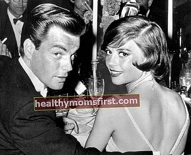 1960年のアカデミー賞ディナーで夫のロバートワグナーと一緒に写真を撮るナタリーウッド