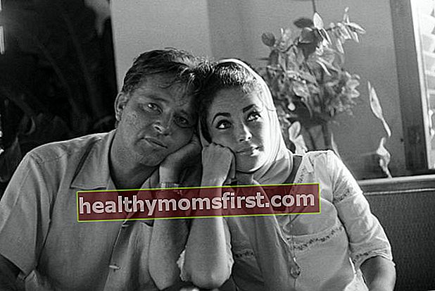 1963年12月にメキシコで一緒に撮影されたエリザベスとリチャードバートン