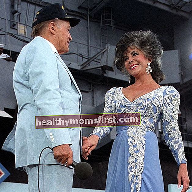 1986年の海軍航空隊の75周年を記念するショーで、エリザベス・テイラーがボブ・ホープと共演