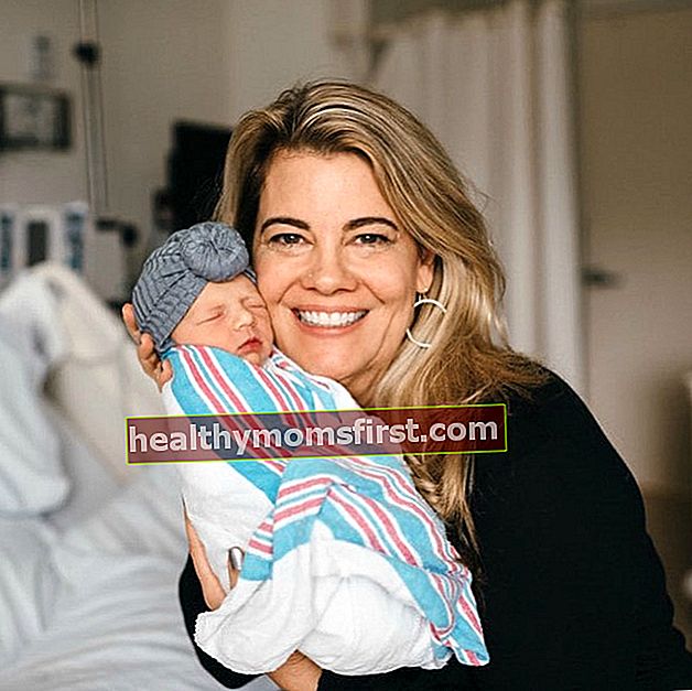 Lisa Whelchel dengan cucunya seperti yang terlihat pada November 2019