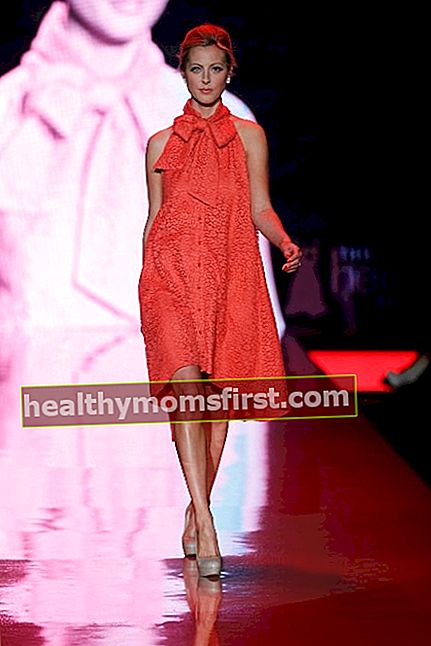 2011年2月に開催されたハートトゥルースのレッドドレスコレクションファッションショーでスロープを歩いているエヴァアムリ