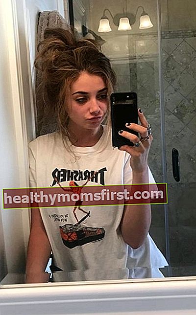 Giorgia Whigham terlihat saat mengambil selfie cermin pada Mei 2017