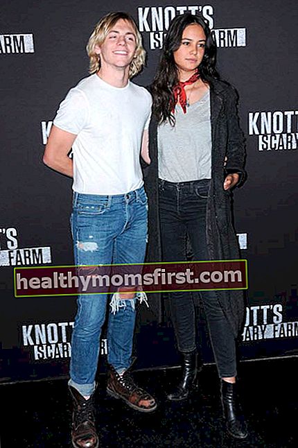 Courtney Eaton dengan pacarnya Ross Lynch di acara karpet hitam Knott’s Scary Farm di California pada September 2016