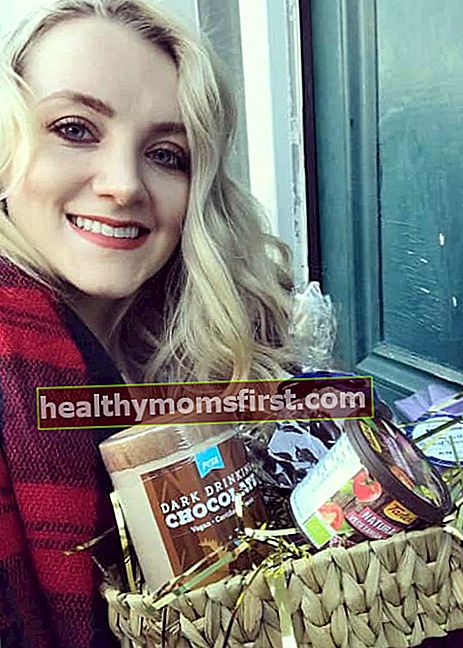 Evanna Lynch mempromosikan keranjang hadiah liburan vegan PETA dalam selfie seperti yang terlihat pada Desember 2017