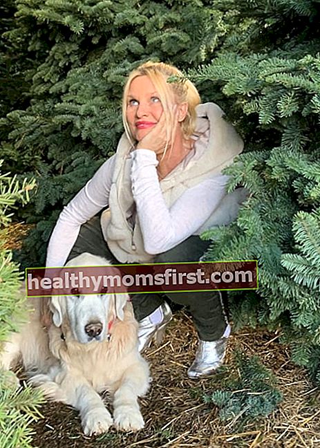 Nicollette Sheridan dengan anjing peliharaannya, seperti yang terlihat pada Desember 2019