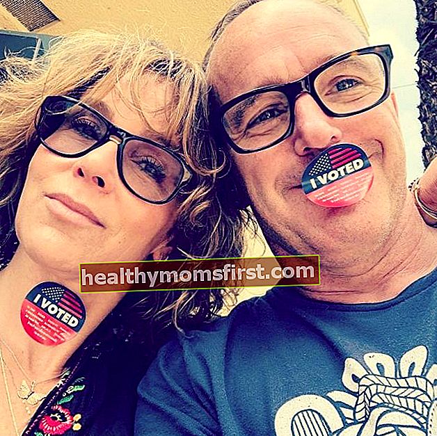 Jennifer dan suaminya Clark Gregg mengambil foto selfie pada Juni 2018
