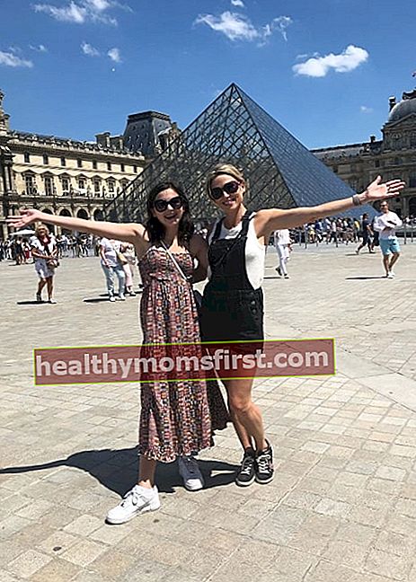 Amy Robach (Sağda), Haziran 2019'da Paris, Fransa'daki Musée du Louvre'da Annalize Mcintosh ile bir fotoğraf için poz verirken görüldüğü gibi