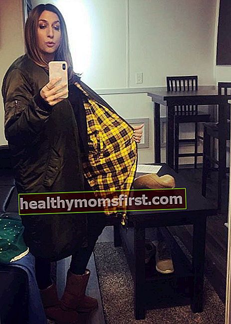 Chelsea Peretti dalam Mirror Selfie Instagram pada April 2019